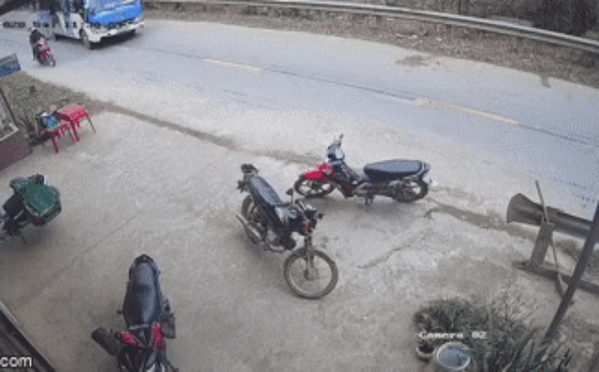 camera giao thong kinh hai khoanh khac o to khach dam truc dien nam sinh di xe may