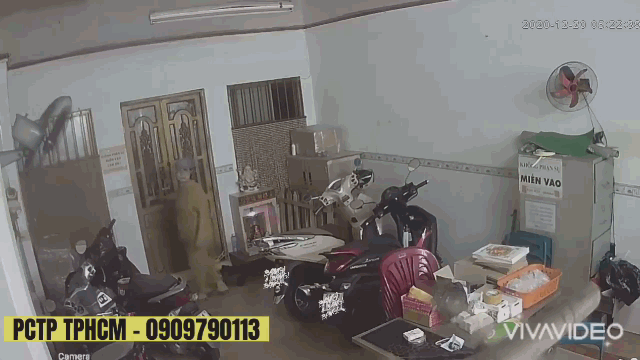 video cu ba dang don dep bat ngo bi nam thanh nien xong vao xit hoi cay roi tan cong