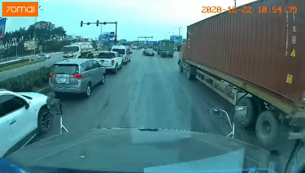 tai nan giao thong sang 2312 xe con lao sang lan nguoc chieu tong thang vao dau container