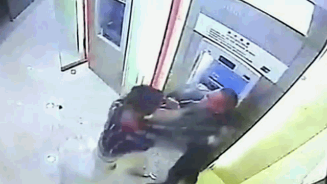 Cướp tiền tại cây ATM, tên cướp hung hãn bị "khổ chủ" đấm nằm chỏng chơ dưới đất