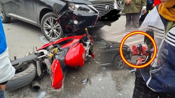 tai nan giao thong chieu 2412 ong gia noel dieu khien xe ducati tong mop dau xe hop giua pho