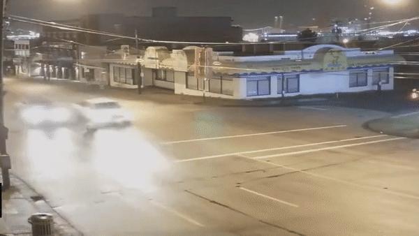 Camera giao thông: Cua ẩu, xe máy bị ôtô đâm khi qua giao lộ