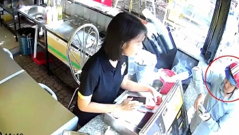Video: Gã trai bảnh bao vào mua trà sữa rồi cướp điện thoại bỏ chạy