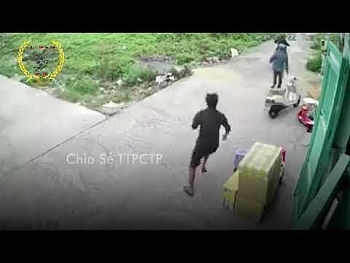 Video: Đang phá khóa trộm xe, "đạo chích" hốt hoảng tháo chạy vì bị chủ nhà phát hiện, cầm dao đuổi