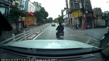 camera giao thong duoc o to nhuong duong be gai cui gap nguoi cam on