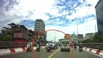 tai nan giao thong chieu 2512 vuot au tren cau xe cho rac dung ngay csgt