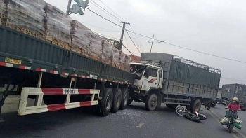 thanh nien di xe may gay tai nan lien hoan 4 xe o to va lay