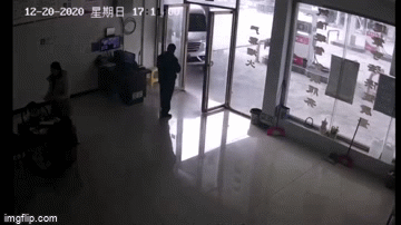 camera giao thong tai xe nham chan ga xe tai lao nhu bay vao tram xang dam cua vo tan tanh