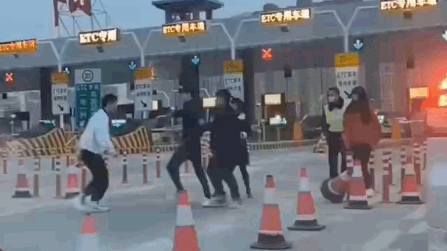 video thanh nien choi dai day nga ban gai cua doi thu khong ngo bi no don