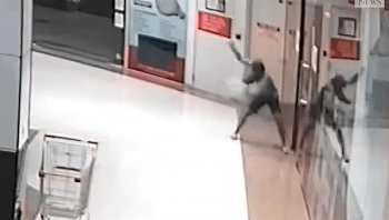 Video: Trộm táo tợn đập vỡ cửa kính bưu điện để đánh cắp đồ