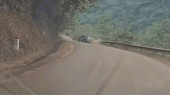 camera giao thong khoanh khac ban tai mat lai lao dao roi lao xuong vuc