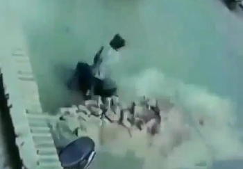 Video: Hứng trọn chồng gạch từ trên cao ập xuống, hai thanh niên may mắn "bảo toàn tính mạng"