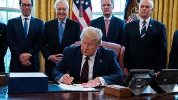 ong trump bat ngo ky goi cuu tro covid 19 tranh viec dong cua chinh phu