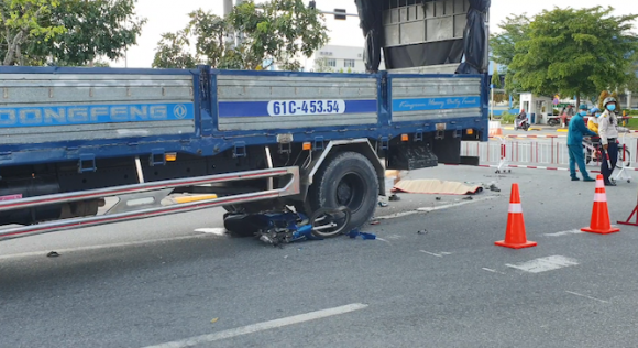 tin tuc tai nan giao thong chieu 2812 xe tai om cua cuon xe may vao gam khien 1 nguoi tu vong