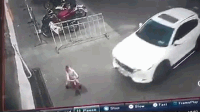 camera giao thong be trai dang di xe dap dot nhien bi o to nuot vao gam