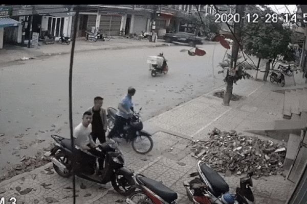 camera giao thong tai xe xe cho gas danh lai kip thoi cuu song 3 mang nguoi dang dung ben duong