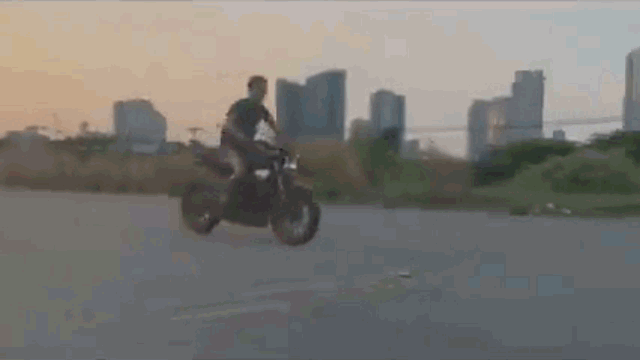 camera giao thong thanh nien boc duoi xe truoc mat co gai va cai ket be bang