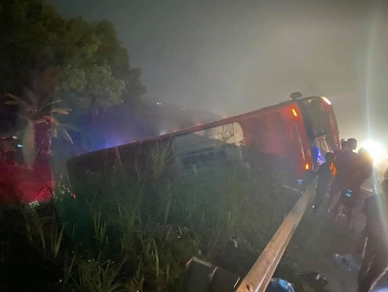 Tin tức tai nạn giao thông sáng 30/12: Xe khách giường nằm lật ngang trên cao tốc Nội Bài - Lào Cai, hành khách hoảng loạn