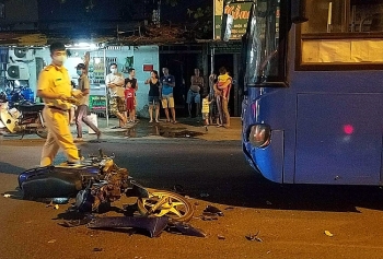 tin tuc tai nan giao thong sang 3112 doi dau xe buyt xe may gay doi 1 nguoi bi thuong nang