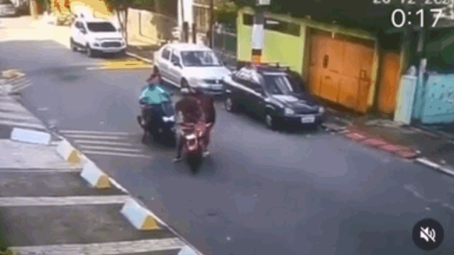 video di cuop gap dung canh sat thanh nien vot ga thao chay bo quen ca dong bon