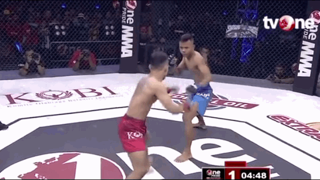 video ra don than sau vo si mma khien doi thu bat tinh khi vua thuong san