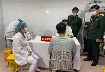 ngay mai viet nam se tiem thu mui 2 vaccine covid 19 tren tinh nguyen vien