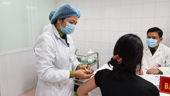 hom nay viet nam tiem nhac vaccine covid 19 lieu 25cmg cho 17 nguoi tinh nguyen