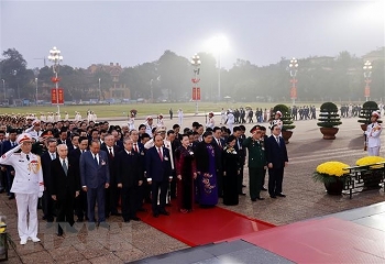 cac dai bieu du dai hoi xiii dat vong hoa vieng chu tich ho chi minh