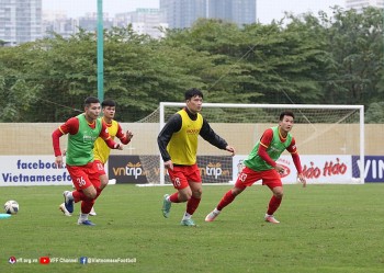 hoang duc tro lai tap luyen bui tien dung phai deo khau trang