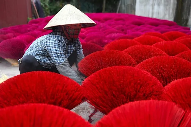 'Báo Tây' ấn tượng về làng nghề làm hương ở Hà Nội