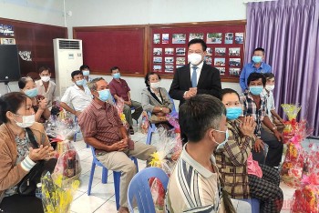 doanh nghiep viet nam tai campuchia tang qua tet cho ba con goc viet va khmer