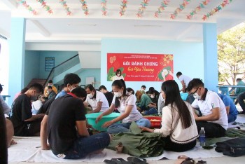 luu hoc sinh lao campuchia tro tai goi banh chung don tet viet