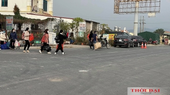 nguoi dan hai duong di lam an xa van tap nap ve que don tet tan suu