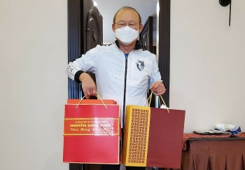 Thủ tướng Nguyễn Xuân Phúc tặng quà Tết cho HLV Park Hang-seo
