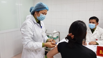 nguoi tham gia phong chong dich duoc uu tien va mien phi tiem vac xin covid 19
