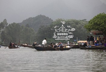 huyen my duc xin y kien viec mo cua don khach den chua huong