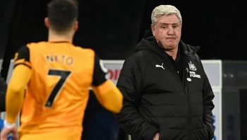 xung dot noi bo hlv newcastle tan hoc tro ngay tren san tap