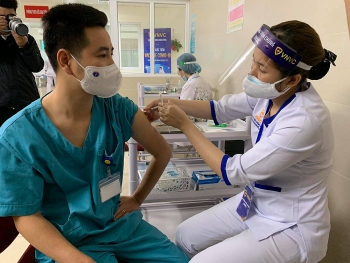Bệnh viện Thanh Nhàn triển khai tiêm vắc xin COVID-19 cho 30 nhân viên y tế