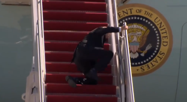 Tổng thống Biden suýt lộn nhào khi bước lên chuyên cơ Air Force One