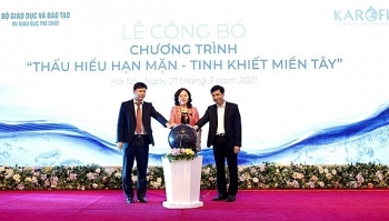 100.000 học sinh thuộc năm tỉnh Miền Tây được hưởng nước tinh khiết