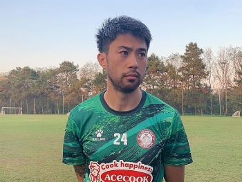 tin tuc bong da viet nam ngay 273 lee nguyen tiet lo moi quan he voi hlv kiatisak