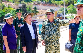 lanh dao tinh ca mau va tt group tham tang qua can bo chien sy lam nhiem vu tren dao hon khoai