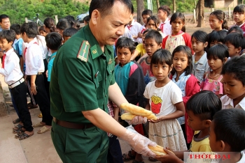 nhung ong but vai ao xanh bai 4 em lon len cung banh mi bo doi