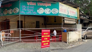 len vao khu phong toa doi no nguoi phu nu bi phat 3 trieu dong va cach ly 21 ngay