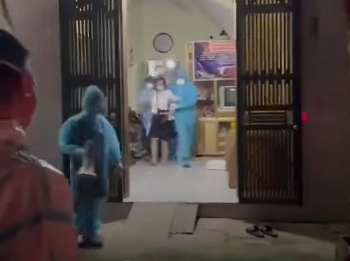 Video: Dùng cần cẩu cưỡng chế F1 trốn cách ly, cố thủ trong nhà ở Bắc Giang