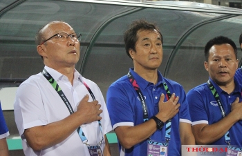 Nhận thẻ vàng vì bảo vệ học trò, thầy Park bị cấm chỉ đạo ở trận gặp UAE