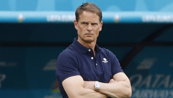 euro 2021 lo xoay hlv bat dau hoat dong frank de boer la nan nhan dau tien