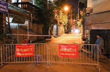 ha noi phong toa tam thoi mot ngo co 20 ca nghi mac covid 19