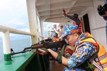 Vùng Cảnh sát biển 4 tổ chức huấn luyện và bắn súng pháo trên biển