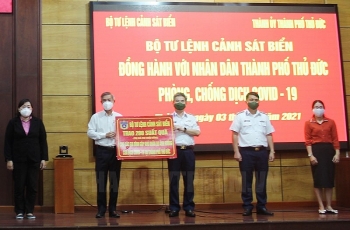vung canh sat bien 3 tang qua cho nguoi dan co hoan canh kho khan o tp thu duc
